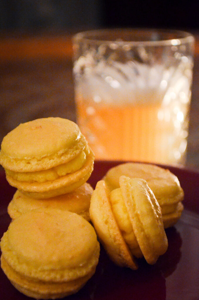 Whiskey sour flavoured macarons with a whiskey sour cocktail.