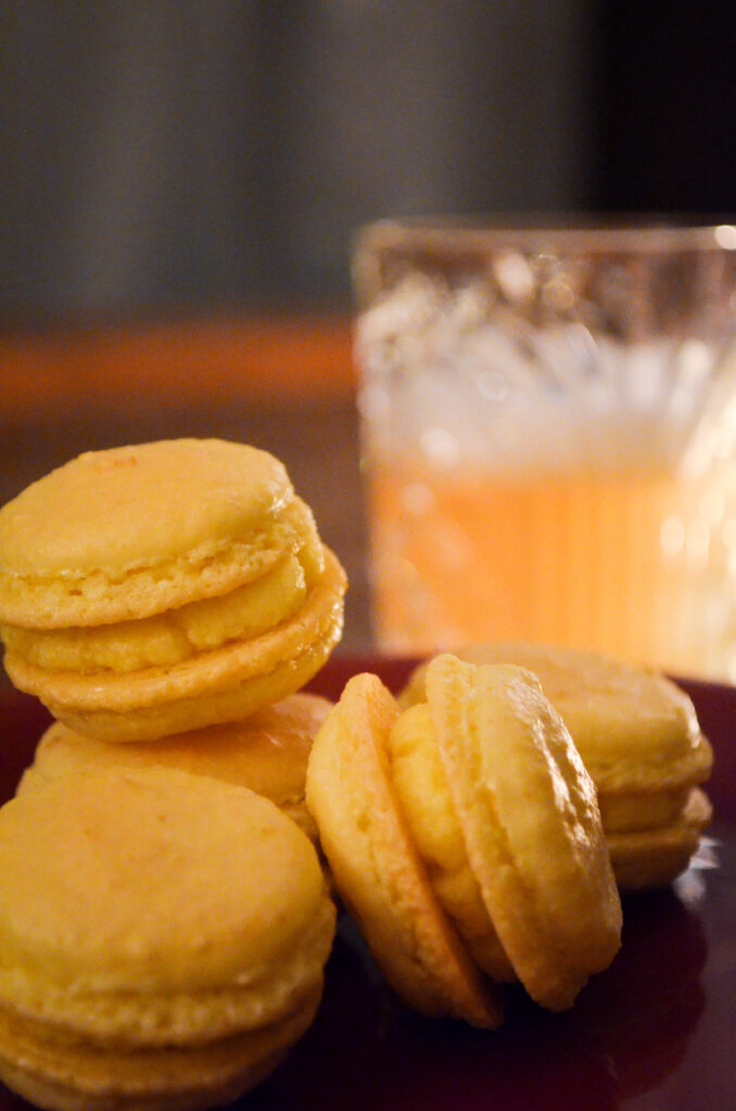 Whiskey sour flavoured macarons with a whiskey sour cocktail.